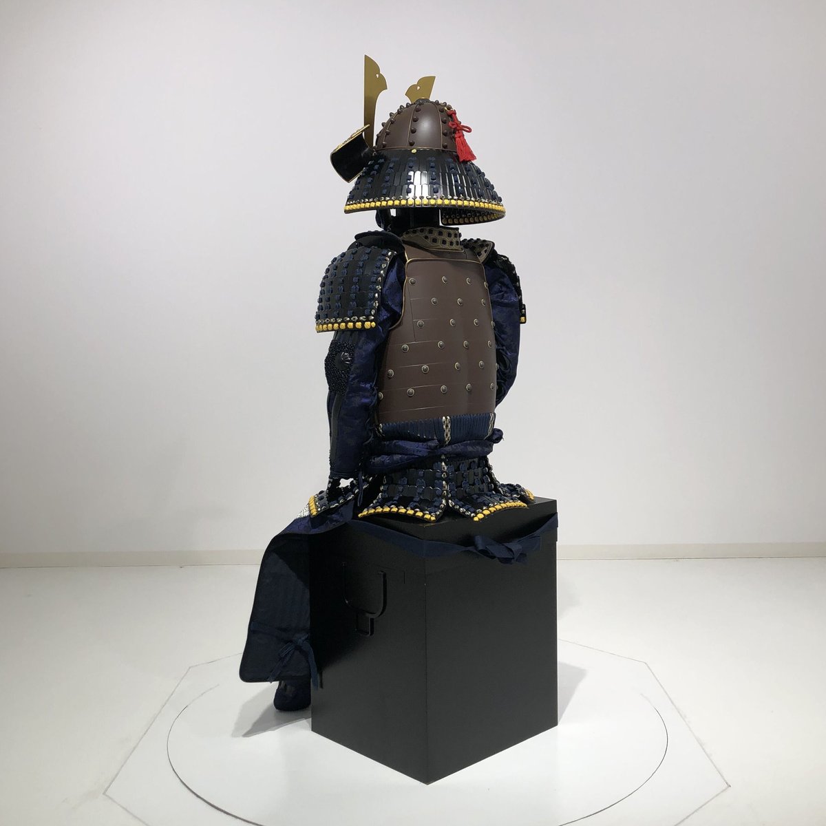 甲冑工房丸武製　紺糸威鉄錆笠鋲二枚胴具足　等身大 O-046】紺糸威鉄錆笠鋲二枚胴具足 | 甲冑工房丸武