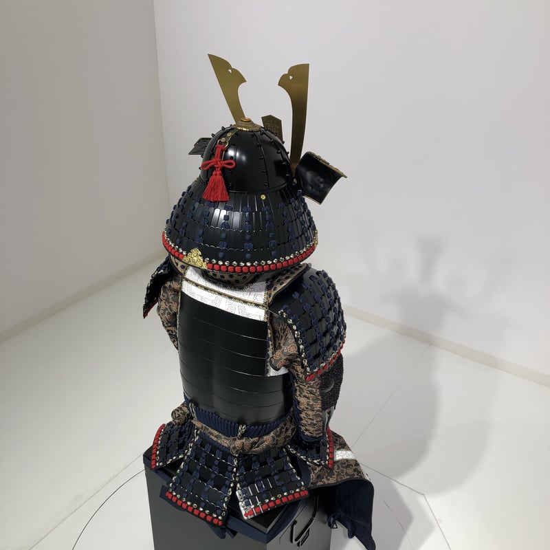 【新品同様】丸武工房製【現代 甲冑•等身大】当世素掛紺白茶糸威具足【胴 鎧】 O-037】紺糸威大袖黒二枚胴具足 | 甲冑工房丸武