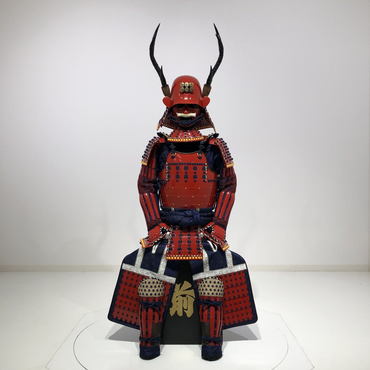 ねこ武将∠(｀∇´)ゝ　まる白猫　赤甲冑　赤兜(真田形) 大一点のみ fit=scale-down,w=1200
