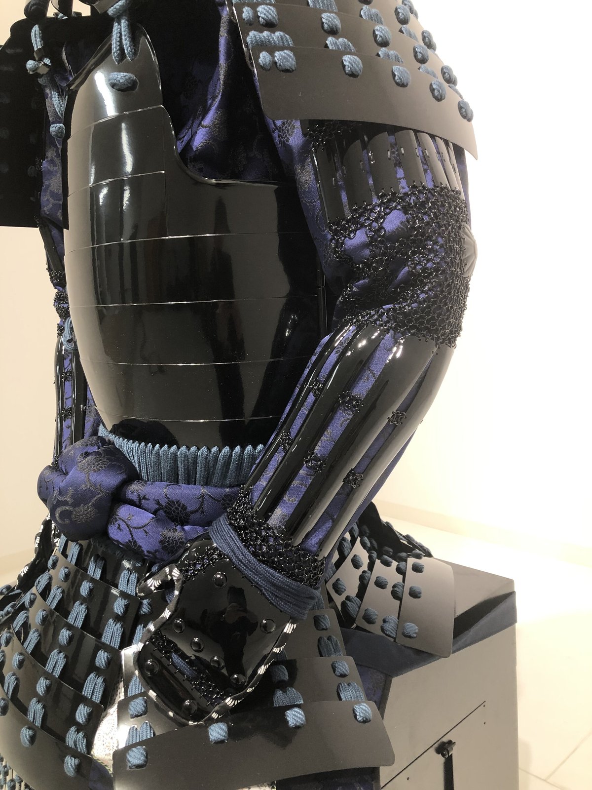 O-058】○紺糸威黒桶側二枚胴具足(鍬形) | 甲冑工房丸武 O-058】○紺糸威黒桶側二枚胴具足(鍬形) | 甲冑工房丸武