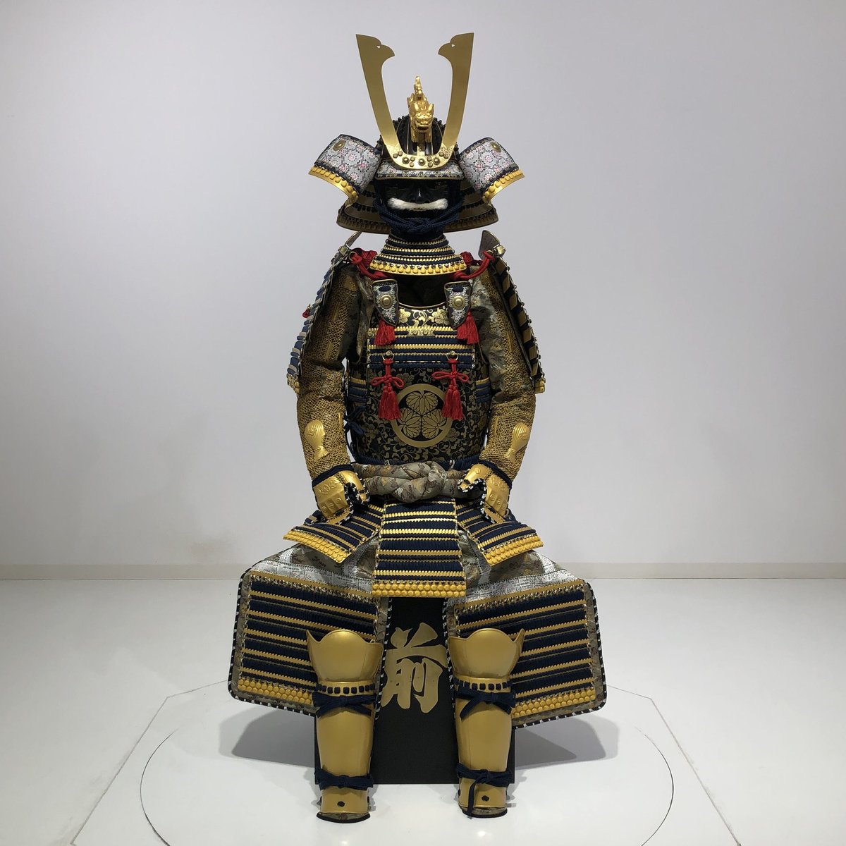 甲冑工房丸武製　紺糸威黒桶側二枚胴具足(家紋入) 等身大 鎧兜甲冑等身大】紺糸威 黒桶側 二枚胴具足 鍬形付 | 甲冑工房 武寿