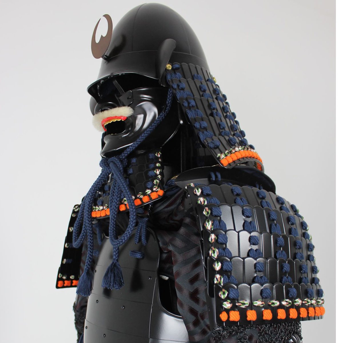 O-052】紺糸威黒艶消鋲綴二枚胴具足(椎形兜) | 甲冑工房丸武 O-052】紺糸威黒艶消鋲綴二枚胴具足(椎形兜) | 甲冑工房丸武