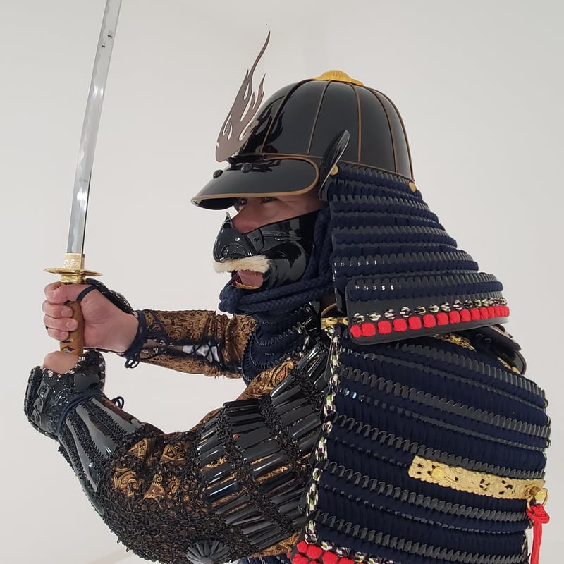 訂正　日本甲冑の新研究　上下巻セット L004 黒糸威赤塗伊予腰取具足 等身大 - サムライストア SAMURAI