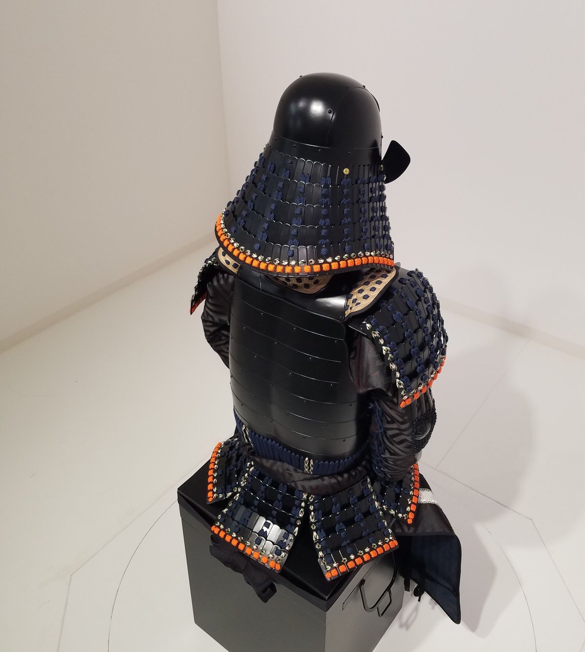 O-050】紺糸威黒艶消鋲綴二枚胴具足(頭形兜) | 甲冑工房丸武 O-050】紺糸威黒艶消鋲綴二枚胴具足(頭形兜) | 甲冑工房丸武