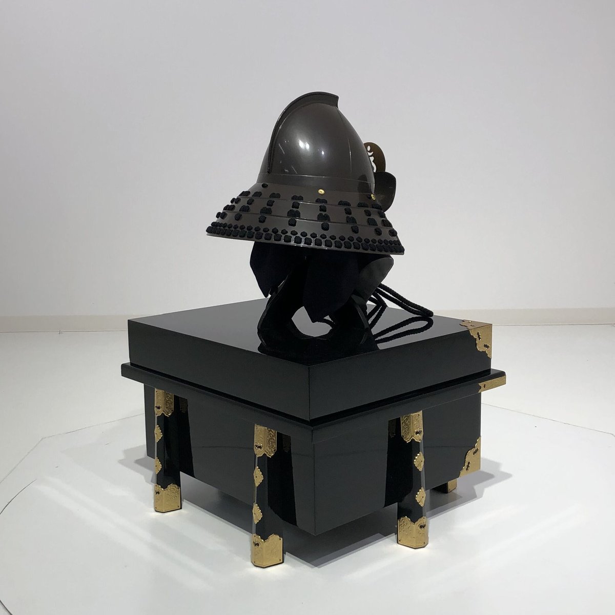 O-069-K】○黒糸威胸取鎬二枚胴具足(兜のみ) | 甲冑工房丸武 O-069-K】○黒糸威胸取鎬二枚胴具足(兜のみ) | 甲冑工房丸武
