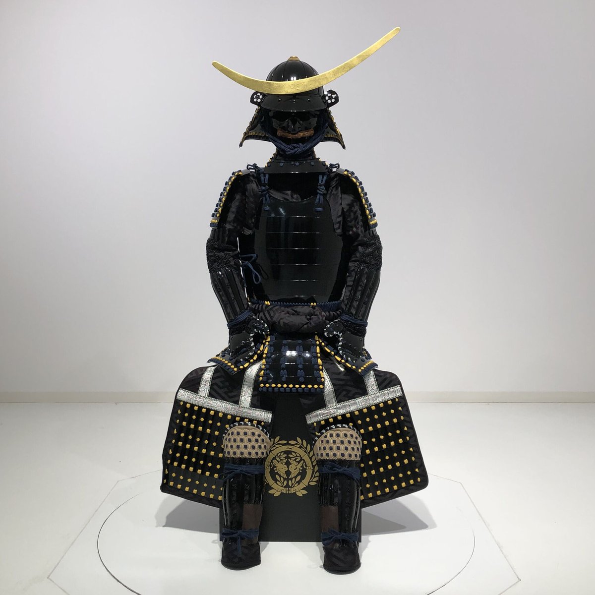 猫武将<(*ΦωΦ*)> 白猫さん［黒兜、鎧、刀］伊達形 伊達政宗 三日月前立兜鉄黒塗胴具足 ｜ 中津市から全国販売 甲冑