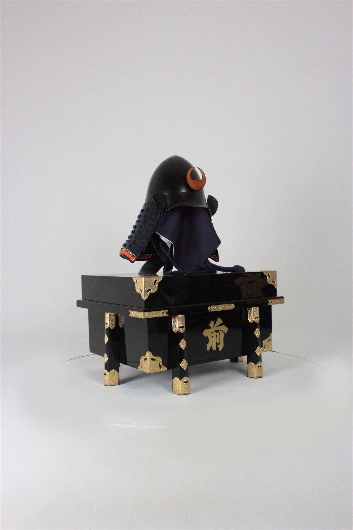 黒糸威黒艶消鋲綴二枚胴具足（頭形兜)等身大　丸武・鎧立・櫃 O-049】黒糸威黒艶消鋲綴二枚胴具足（厳星兜） | 甲冑工房丸武