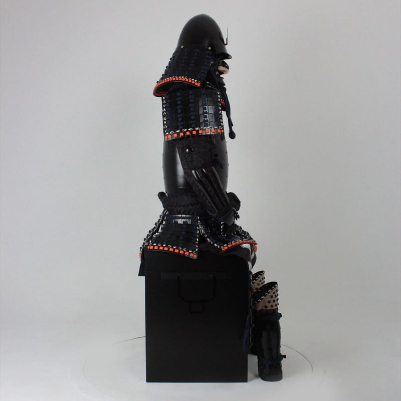 黒糸威黒艶消鋲綴二枚胴具足（頭形兜)等身大　丸武・鎧立・櫃 O-050】紺糸威黒艶消鋲綴二枚胴具足（頭形兜） | 甲冑工房丸武
