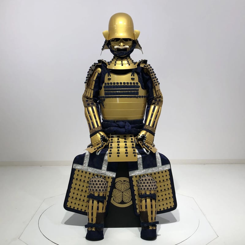 時代不明 ウブ品 鎧 甲冑 朱漆金彩 鎧 箱付 家紋入 武具 等身大 時代不明 ウブ品 鎧 甲冑 朱漆金彩 鎧 箱付 家紋入 武具 等身大