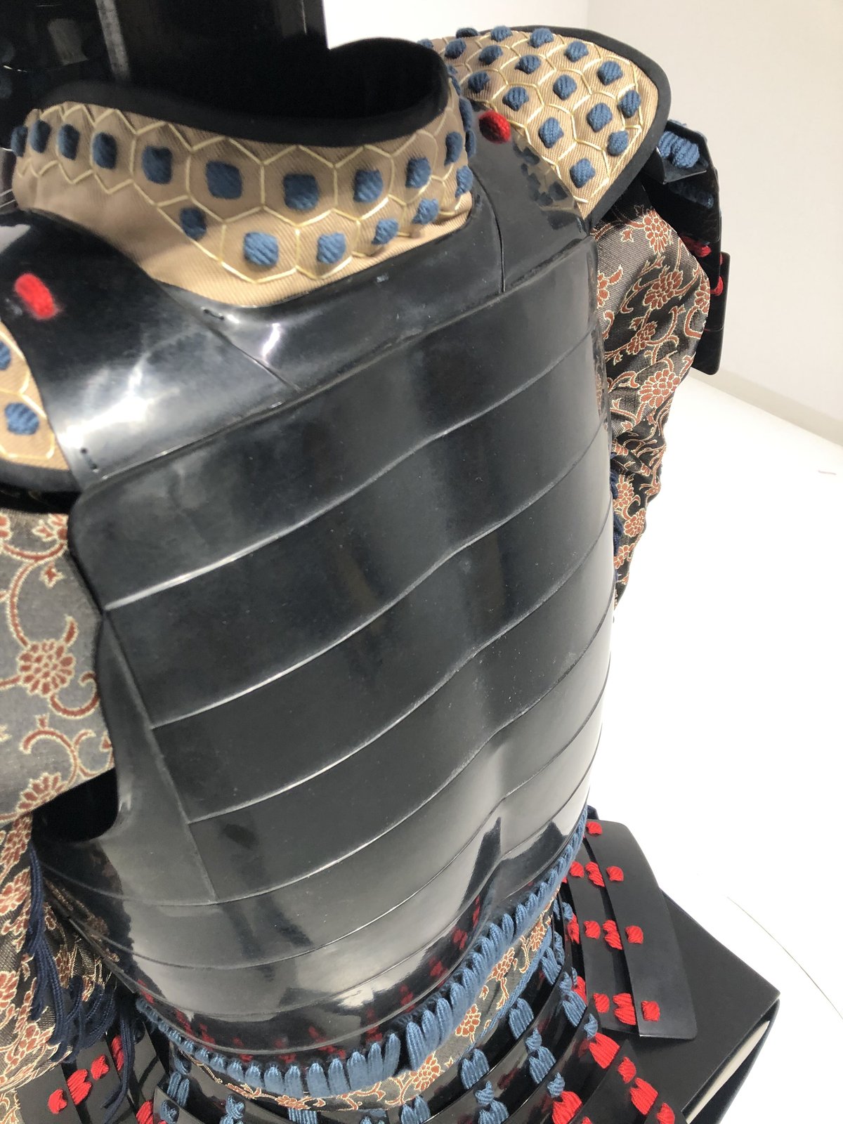 O-055】紺赤糸威胸取黒桶側二枚胴具足・十二間兜(手時代塗 O-055】紺赤糸威胸取黒桶側二枚胴具足・十二間兜(手時代塗