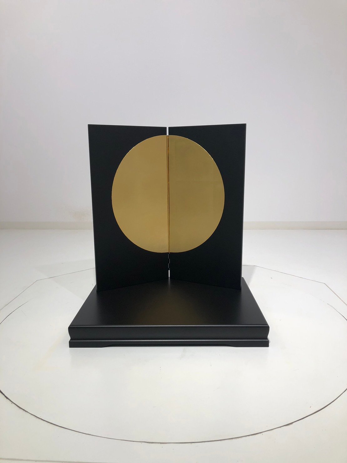 飾台と屏風 大翔（だいしょう）12号 黒塗十八間星兜専用金屏風・飾り台