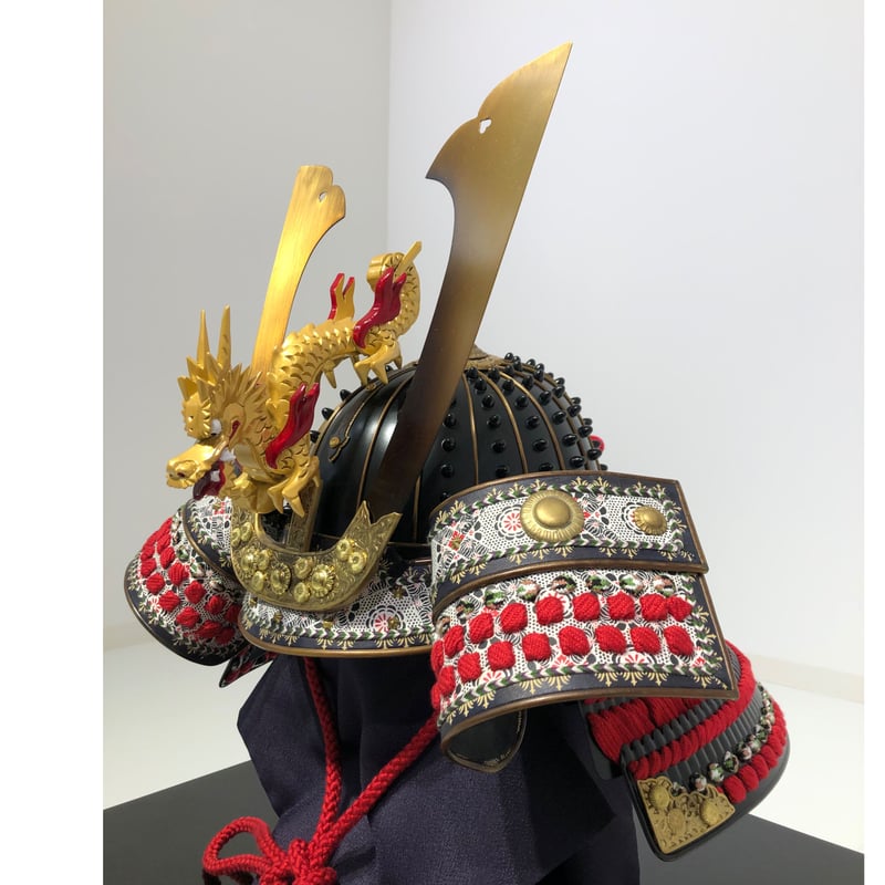 中国武具♦️鉄地♦️獅子形金具♦️兜 鳳羽兜♦️赤色♦️送料込 黒小札赤糸威しの兜8号木目屏風張子の虎飾りが安い 雄山作 五月