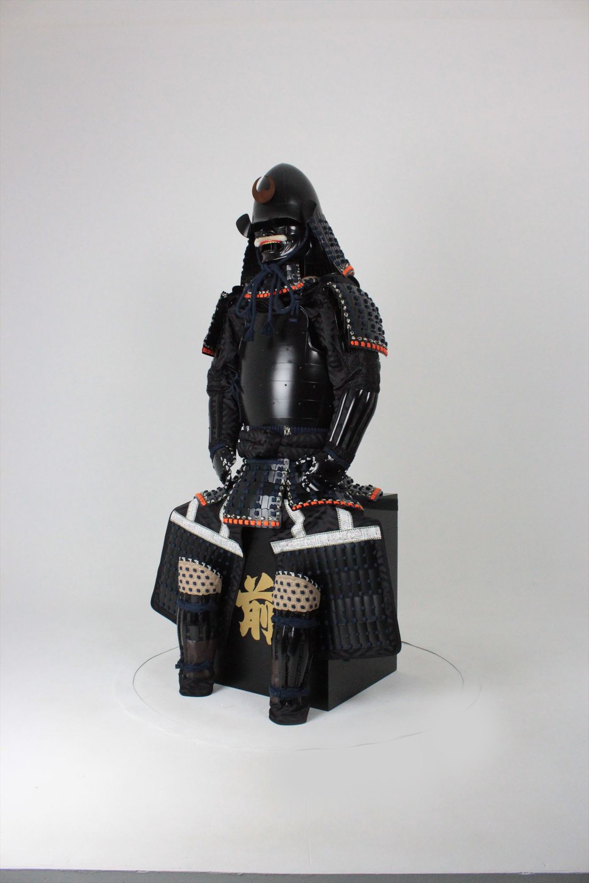 甲冑工房丸武製　紺糸威鉄錆笠鋲二枚胴具足　等身大 O-052】紺糸威黒艶消鋲綴二枚胴具足（椎形兜） | 甲冑工房丸武