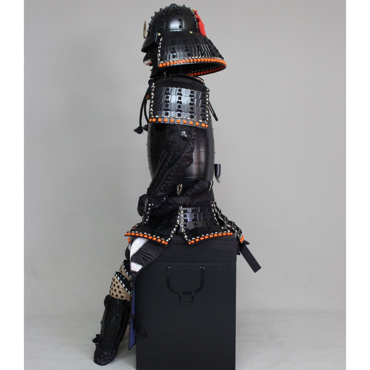 O-049】黒糸威黒艶消鋲綴二枚胴具足(厳星兜) | 甲冑工房丸武 O-049】黒糸威黒艶消鋲綴二枚胴具足(厳星兜) | 甲冑工房丸武
