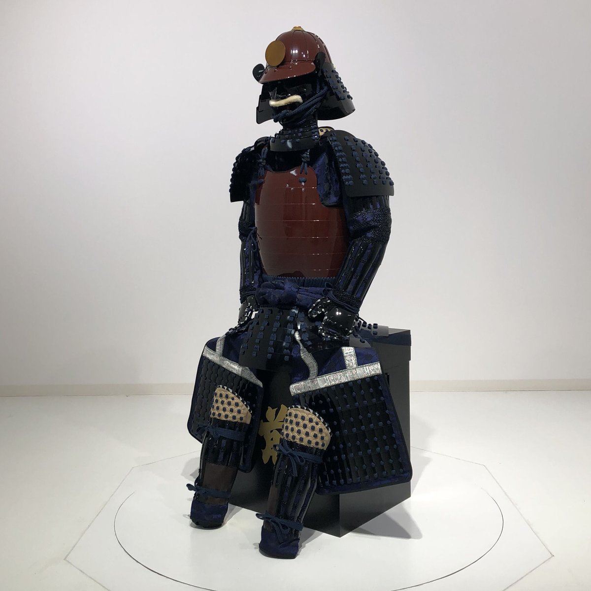 新品同様！【未使用品】丸武産業製【現代甲冑•等身大】◎ 当世素掛紺白茶糸威具足◎ 現代甲冑 等身大】（展示品の為未使用品）黒胴当世素掛紺白茶糸