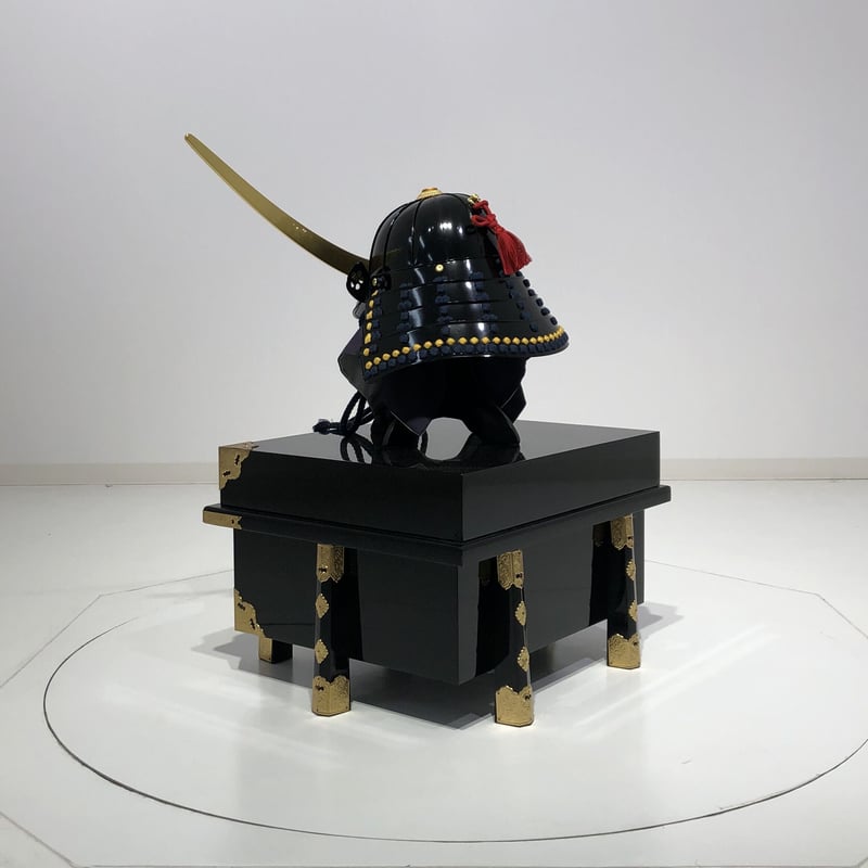 ねこ武将∠(｀∇´)ゝ　まる白猫　黒甲冑　黒兜(伊達形) 大一点のみ 猫武将∠(｀∇´)ゝ白猫黒甲冑黒兜(伊達形)