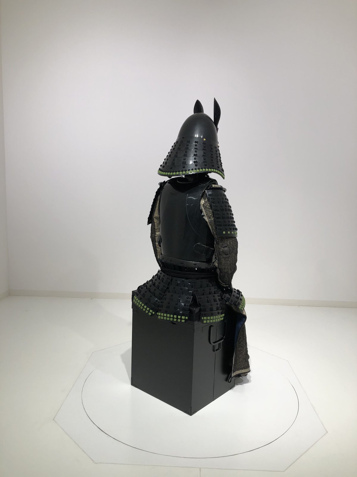 真作/凌雪/具足図(鎧)/絹表装/布袋屋掛軸HB-966 銀箔押白糸菱綴二枚胴具足 - 犬山城白帝文庫