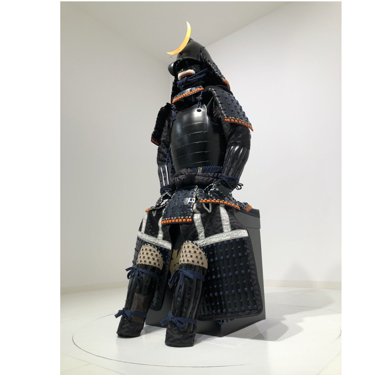 O-051】紺糸威黒艶消鋲綴二枚胴具足(桃形兜) | 甲冑工房丸武 O-051】紺糸威黒艶消鋲綴二枚胴具足(桃形兜) | 甲冑工房丸武