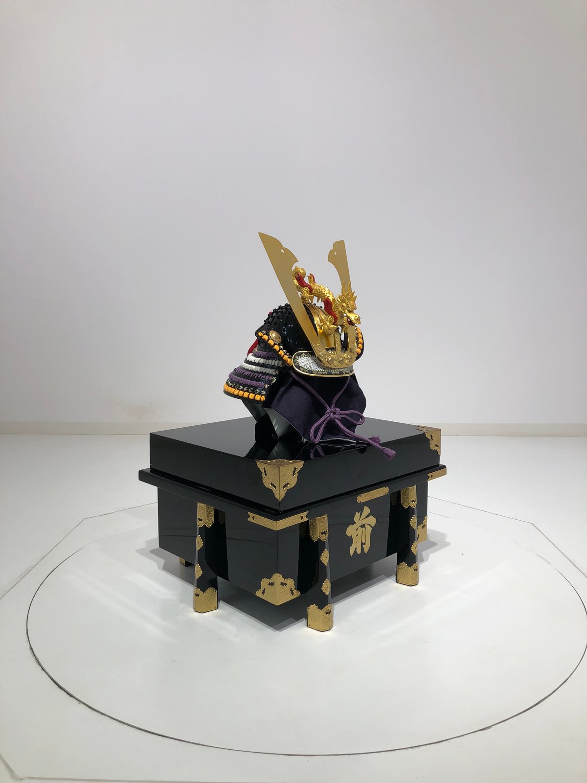 C-009-K】藤白糸威黒伊予札 (子供用兜) | 甲冑工房丸武