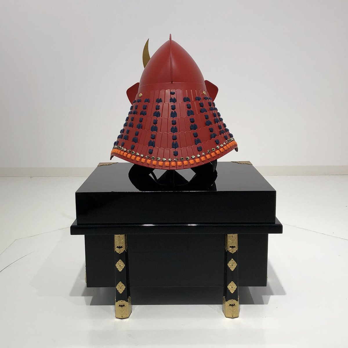 黒糸威黒艶消鋲綴二枚胴具足（頭形兜)等身大　丸武産業・鎧立・櫃 O-050】紺糸威黒艶消鋲綴二枚胴具足（頭形兜） | 甲冑工房丸武