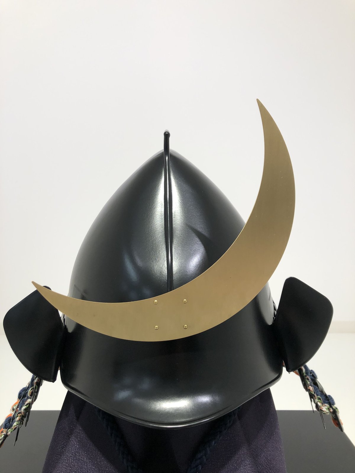 O-051-K】紺糸威黒艶消鋲綴二枚胴具足（桃形）（兜のみ） | 甲冑工房丸武