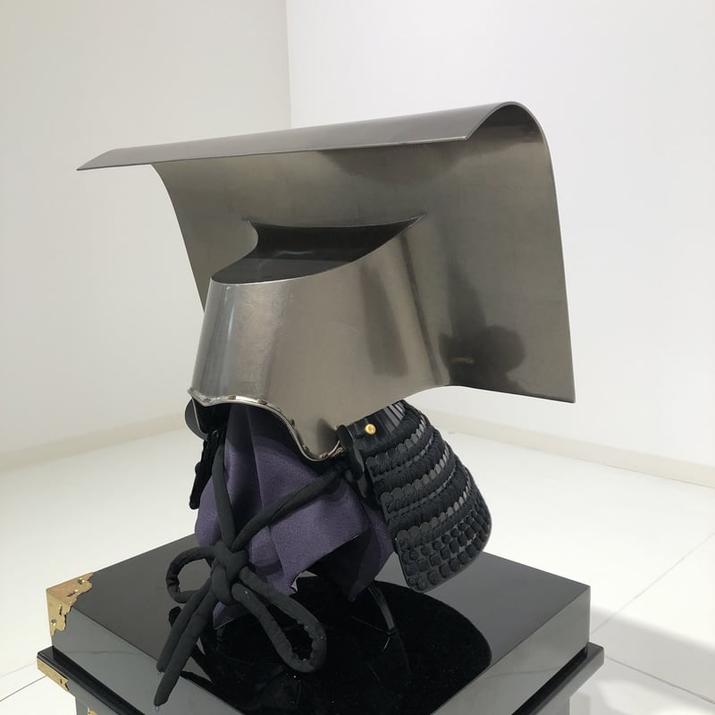 猫武将∠(｀∇´)ゝ白猫(中) 黒甲冑　黒兜　② 本多忠勝公 黒糸威二枚胴具足模写 兜飾りNo3181 | 五月