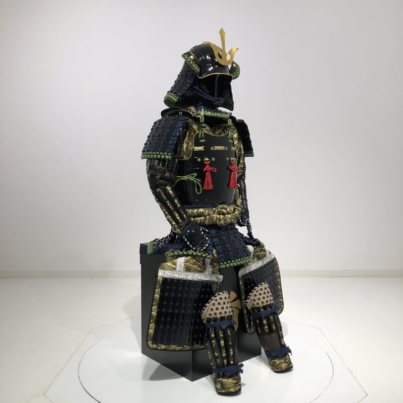 【現代甲冑・等身大】◎紺白茶糸縅◎面頬（頰当て）◎【展示品】丸武産業製 現代甲冑 等身大】（展示品の為未使用品）黒胴当世素掛紺白茶糸