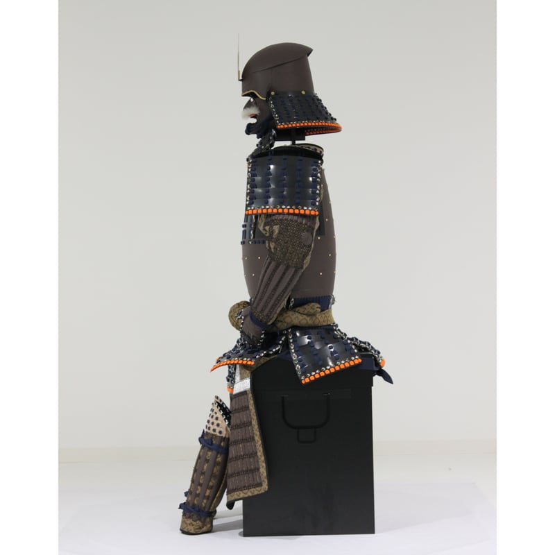 黒糸威黒艶消鋲綴二枚胴具足（頭形兜)等身大　丸武・鎧立・櫃 O-041】濃紺糸威鋲綴二枚胴具足 | 甲冑工房丸武