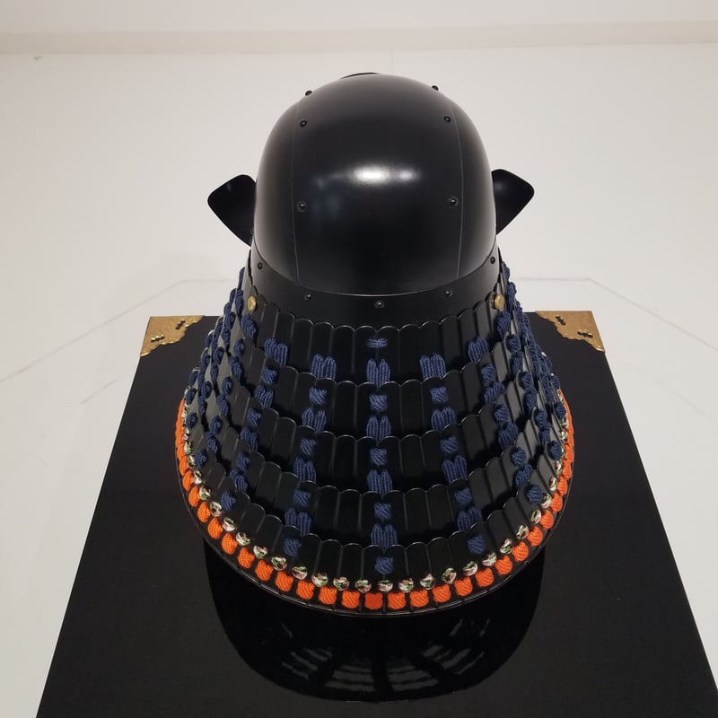 黒糸威黒艶消鋲綴二枚胴具足（頭形兜)等身大　丸武・鎧立・櫃 O-050-K】紺糸威黒艶消鋲綴二枚胴具足（頭形）（兜のみ） | 甲冑