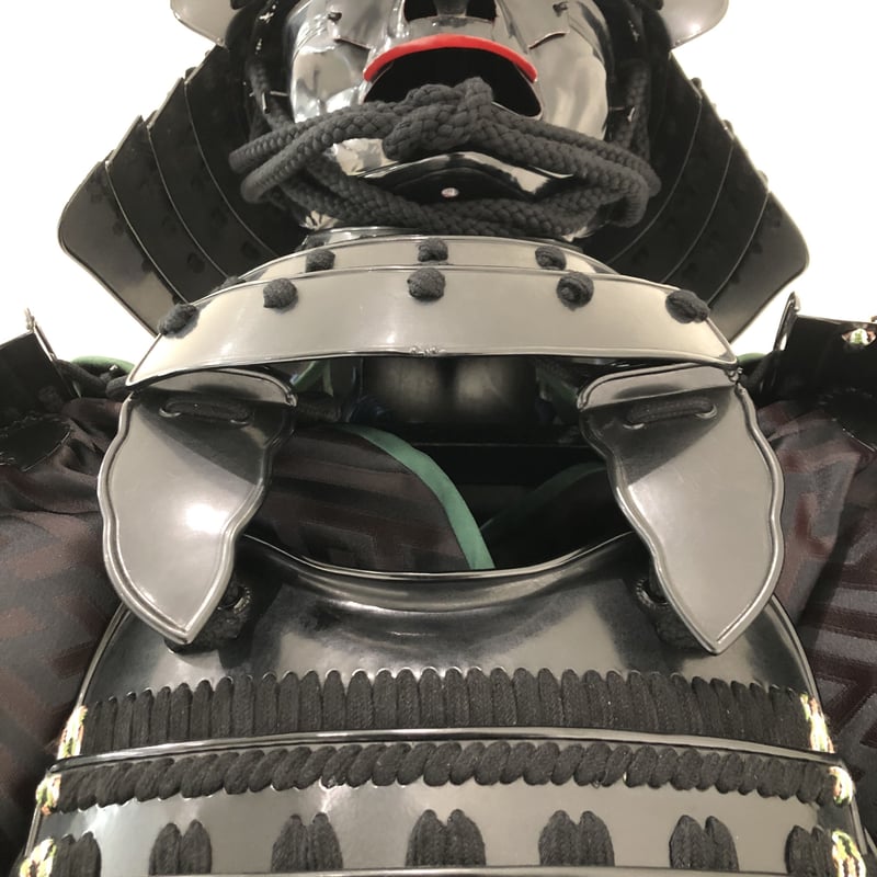 黒糸威黒艶消鋲綴二枚胴具足（頭形兜)等身大　丸武・鎧立・櫃 黒糸威黒艶消鋲綴二枚胴具足（頭形兜)等身大 丸武・鎧立・櫃