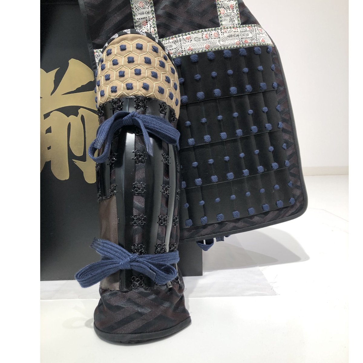 O-051】紺糸威黒艶消鋲綴二枚胴具足(桃形兜) | 甲冑工房丸武 O-051】紺糸威黒艶消鋲綴二枚胴具足(桃形兜) | 甲冑工房丸武