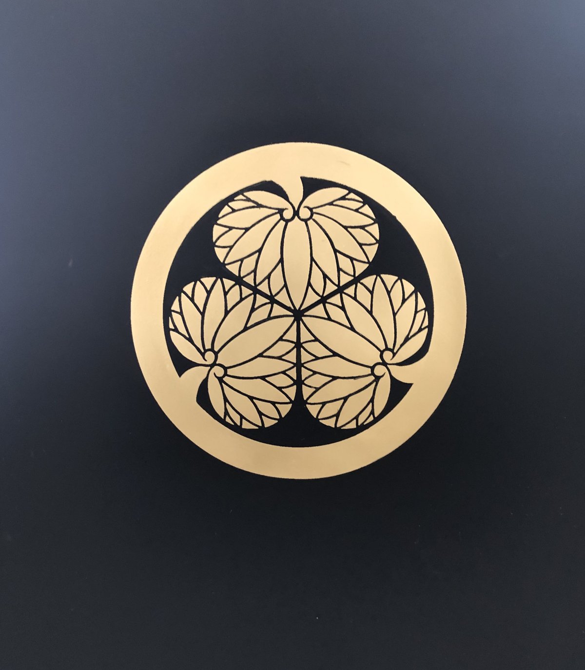 鎧櫃具足挟箱　銀杏家紋　厚漆塗黄銅金具彫刻　江戸期保証 A-004】鎧櫃 (子供・六本足) | 甲冑工房丸武