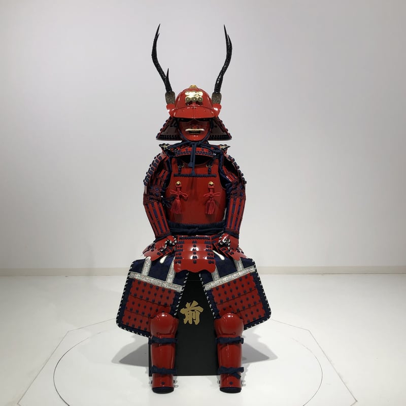 琉璃工房・LLGF・水晶琉璃・キングダム・王騎・甲冑馬・鎧馬・特大約9kg・美品 金小札赤糸威大鎧 焼桐高床台飾No3211セット | 五月人形