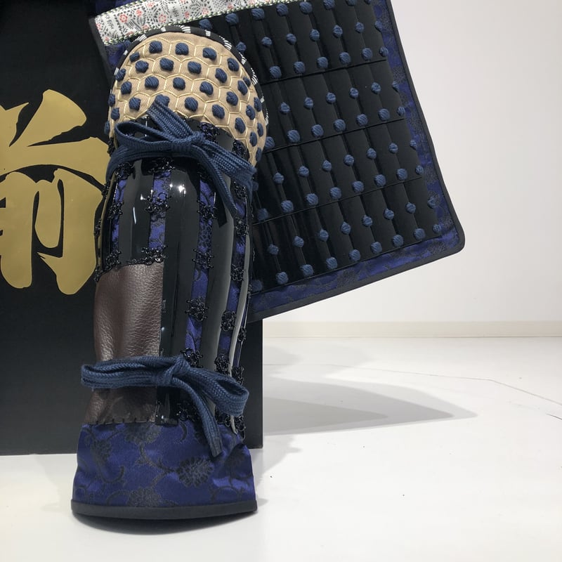 甲冑工房丸武製　紺糸威黒桶側二枚胴具足(家紋入) 等身大 O-056】紫糸威胸取黒桶側二枚胴具足 | 甲冑工房丸武