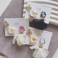 【tiill】 Liquid marble gem - flower ear cuff