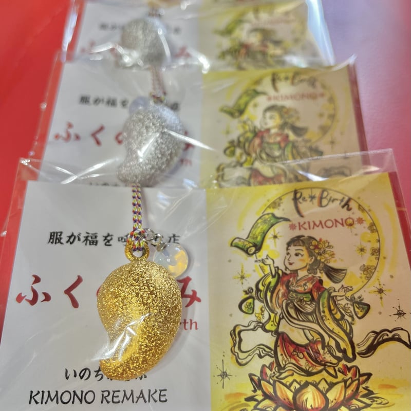 勾玉】鈴御守りストラップ | 服が福を呼ぶお店 ふくのかみ Re 勾玉】鈴御守りストラップ | 服が福を呼ぶお店 ふくのかみ Re