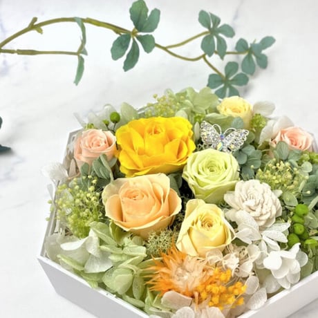 プリザーブドフラワー　クリアボックスYellowℳ 記念日 お誕生日 結婚出産祝い 開店祝い 開業祝い  就職祝い お見舞い 送別 退職 定年 敬老の日  インテリア 癒し花 幸運 六角形