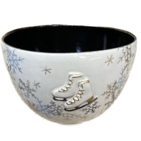 スケート靴と雪　茶碗