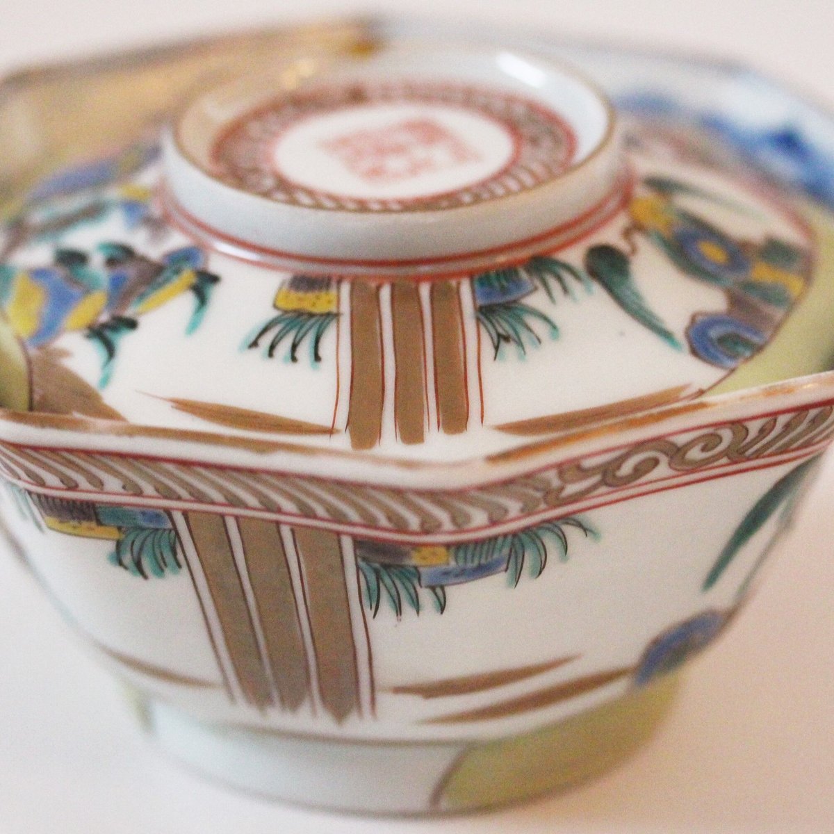 古染附唐人物画 蓋物 fit=scale-down,w=1200