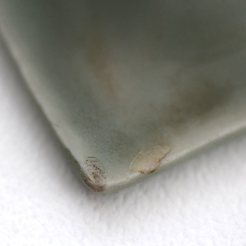 数と骨董】 三田青磁陽刻「天之美禄」文角豆皿（その8）d7.4cm