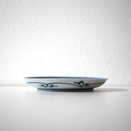 【数と骨董】古伊万里染付梅団扇文皿 d20.0cm　Imari Blue and White Dish, Design of Fans with Ume 　17th-18th C