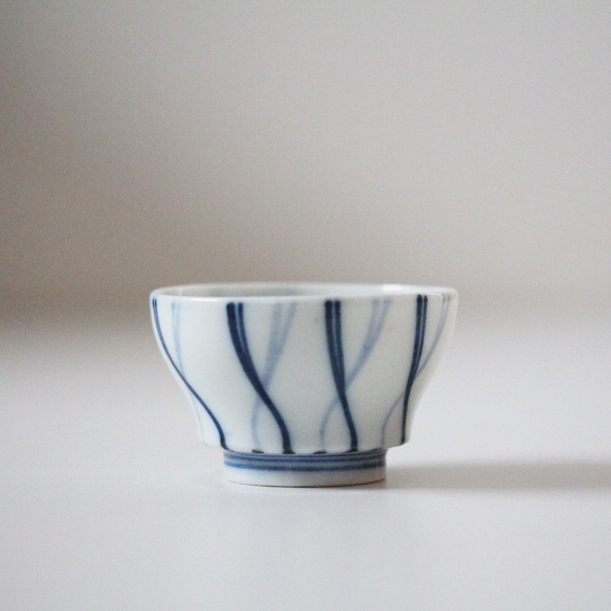 蔵出し　骨董品　古道具　酒器　染付手描き　花鳥　松竹梅　盃　お猪口　9個 蔵出し 骨董品 古道具 酒器 染付手描き 花鳥 松竹梅 盃 お猪口 9個