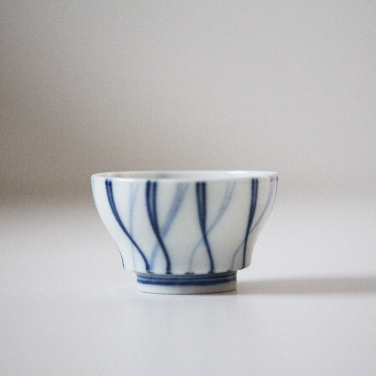 骨董 時代ガラス 切子 花 松葉 黄色 ウランガラス 反り口碗型 盃