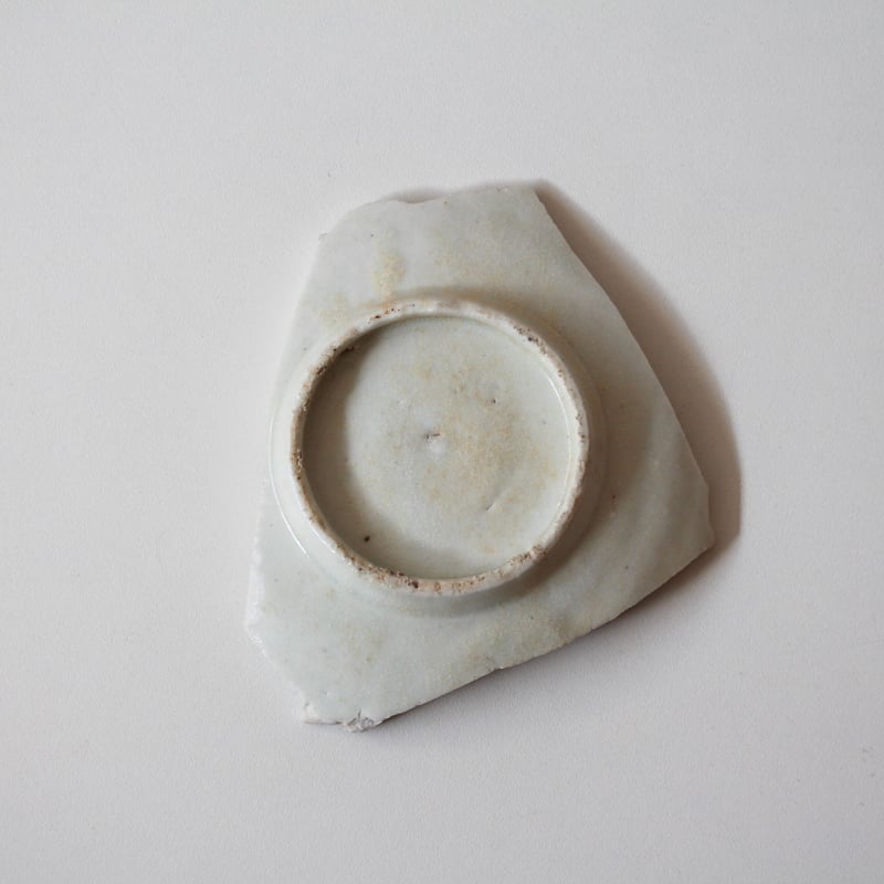 骨董　アンティーク　初期伊万里　花蜂文　小皿　豆皿　(皿の見込部分) 陶片 骨董 アンティーク 初期伊万里 花蜂文 小皿 豆皿 (皿の見込部分