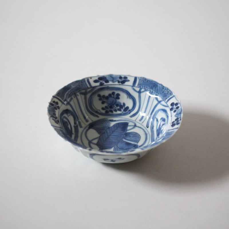 瓢箪から駒】 古染付宝尽桃文兜鉢 d14.4cm Blue and White Klapmu