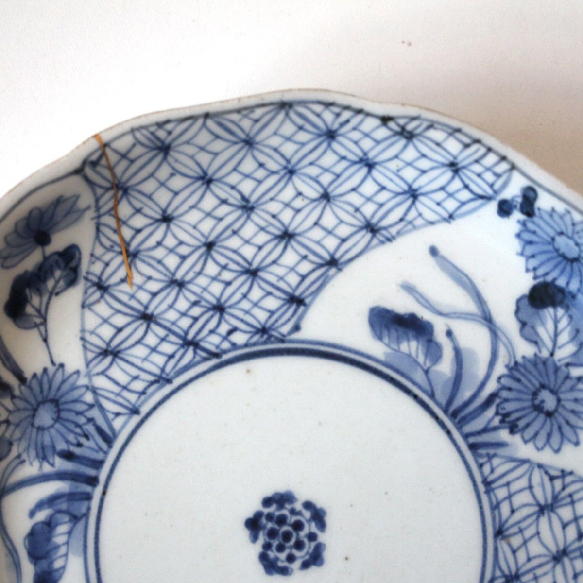 数と骨董】古伊万里染付菊花七宝繋文輪花皿 d19.7cm Imari Blue 数と骨董】古伊万里染付菊花七宝繋文輪花皿 d19.7cm Imari Blue