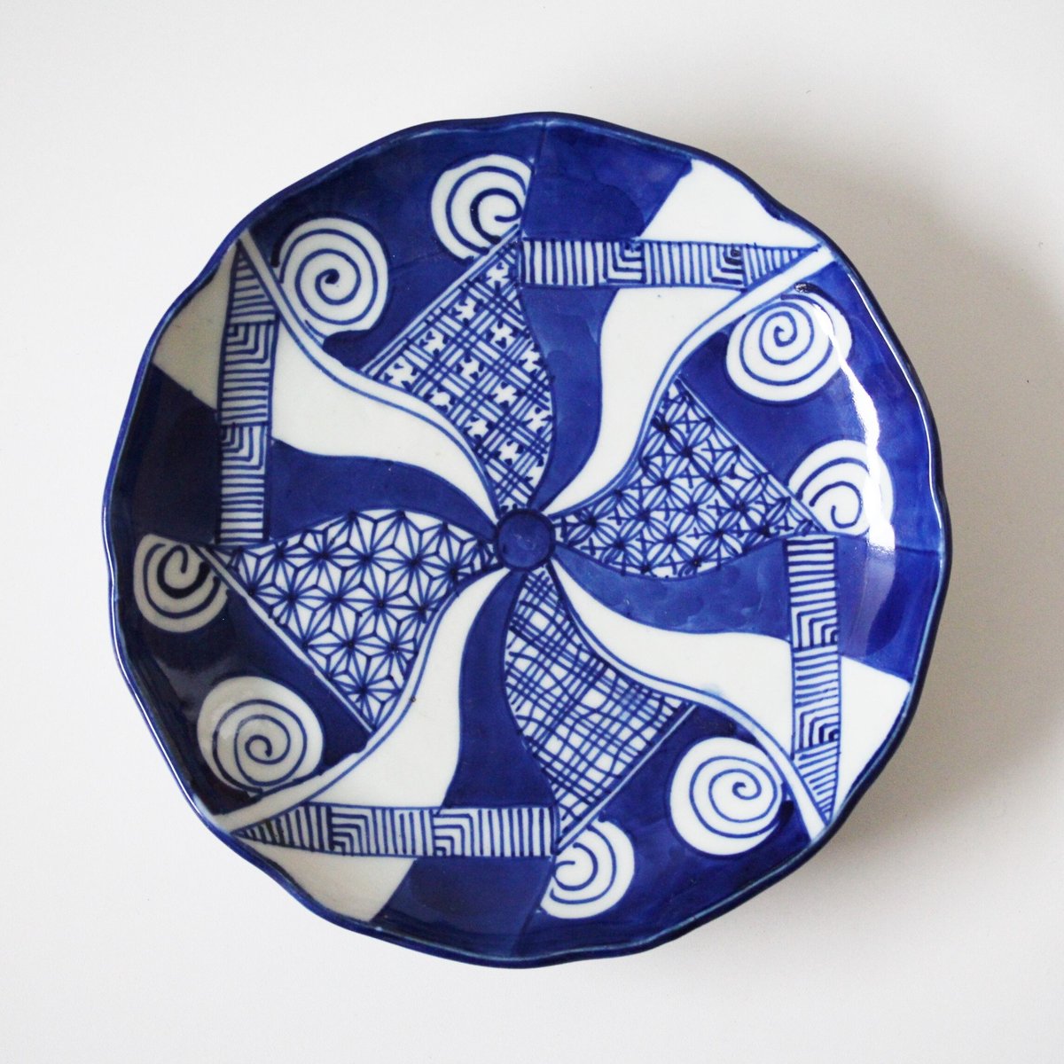 数と骨董】ベロ藍捻文輪花皿 d23.5cm Blue and White Lobed Dis
