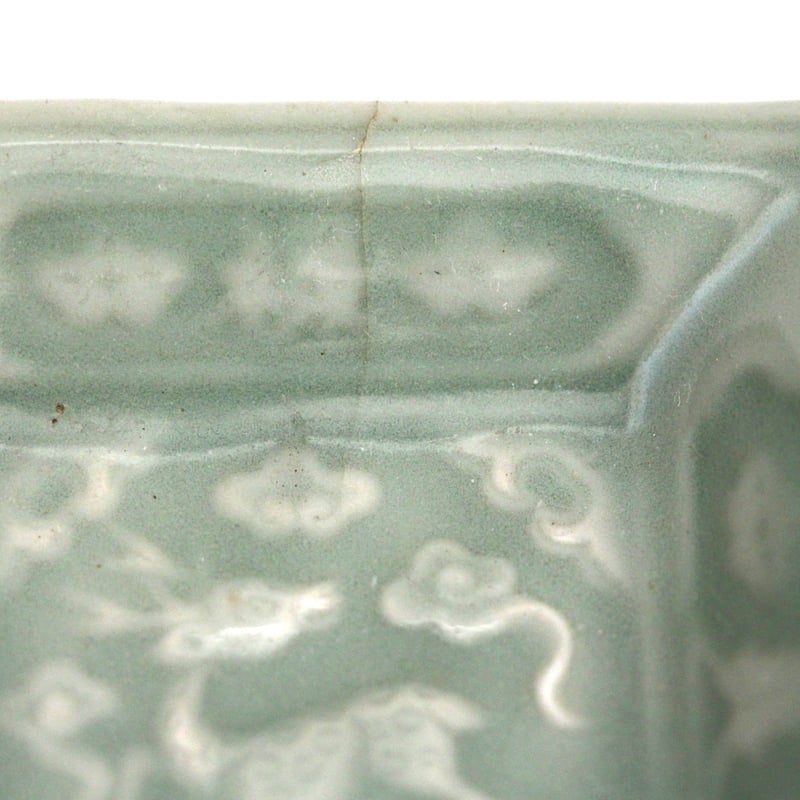 骨董　砧青磁　菓子皿 数と骨董】 三田青磁陽刻「天之美禄」文角豆皿（その3）d7.4cm