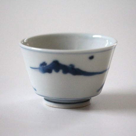【十二支と宝珠】染付西洋人物犬文小碗 d6.7cm　Blue and White Cup, Design of WesternFigure Walking with Dog　19th C