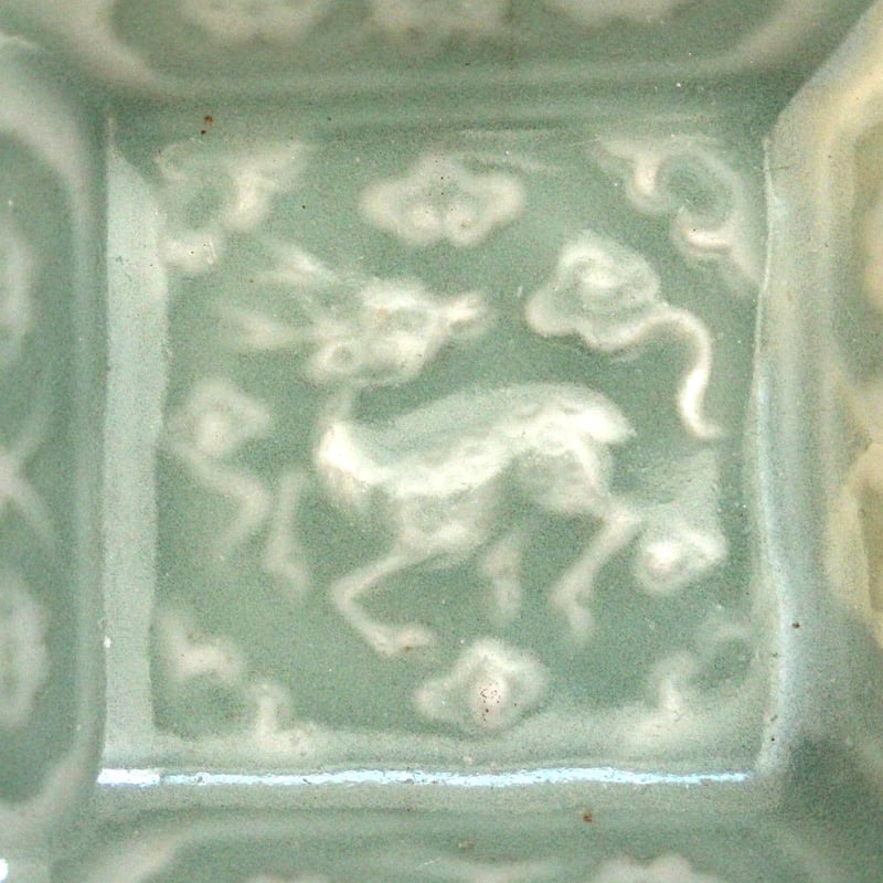 数と骨董】 三田青磁陽刻「天之美禄」文角豆皿（その7）d7.4cm